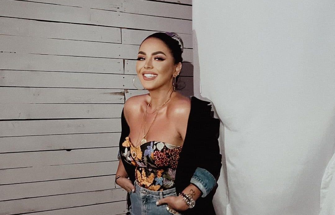 Fifi shfaqet në bikini gjatë pushimeve, mahnitë me linjat trupore