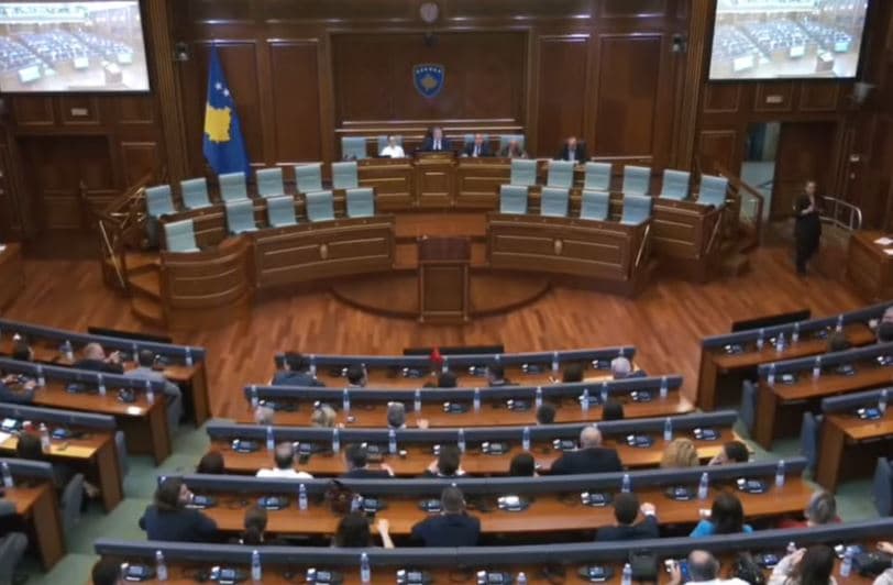 Konstituimi i Kuvendit, partitë politike vazhdojnë me retorikat e tyre
