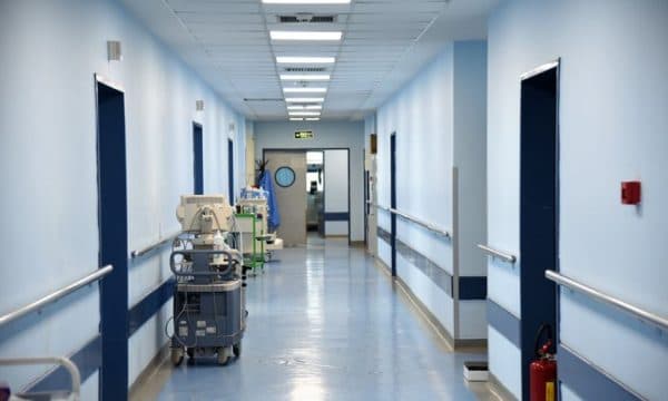 Pacientët detyrohen të blejnë vetë edhe dorëza e flasterë
