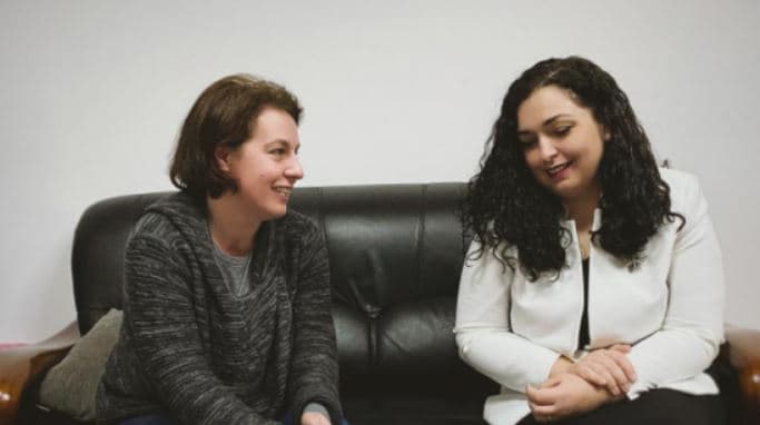 MPJ vazhdon luftën kundër Presidentes Osmani, u bëhet presion ambasadave t’i publikojnë sa litra naftë e sa shishe ujë janë harxhuar gjatë vizitave presidenciale