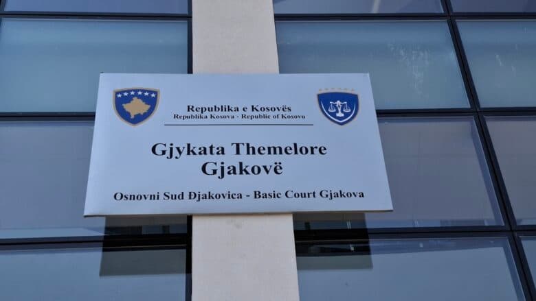 Vdekja e dy punëtorëve në Gjakovë, arrest shtëpiak për investitorin dhe punëkryesin