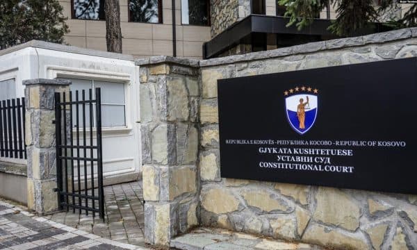 Kushtetuesja thotë se po i shqyrton lëndët e PDK’së e LDK’së për veprimet e Deharit