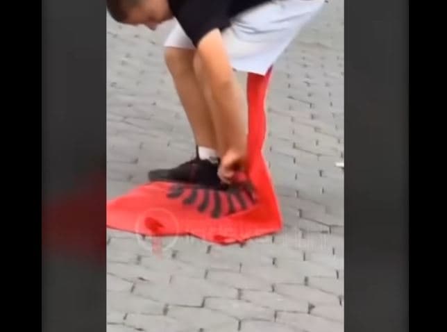 Policia konfirmon rastin e përdhosjes së flamurit kombëtar në Suharekë nga dy të mitur