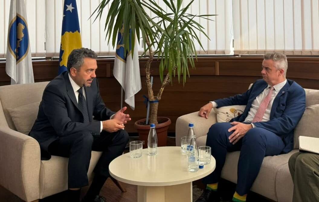 Hargreaves dhe Radoniqi: Zgjedhjet lokale të zhvillohen në përputhje me ligjin dhe rregullat demokratike