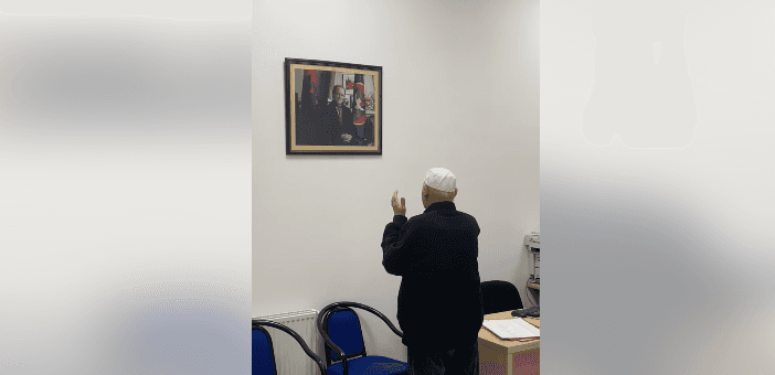 Ndahet nga jeta Haxhi Konstantini, Selmanaj: Nuk dilte nga zyra pa ritualin e tij të lutjeve pranë portretit të Presidentit Rugova