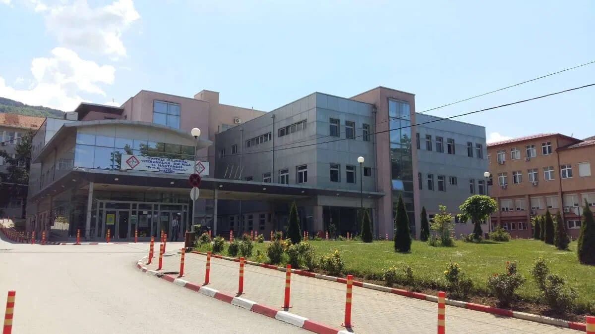 Prizren: Vdes 29-vjeçari në oborrin e Spitalit Rajonal – Policia nis hetimet
