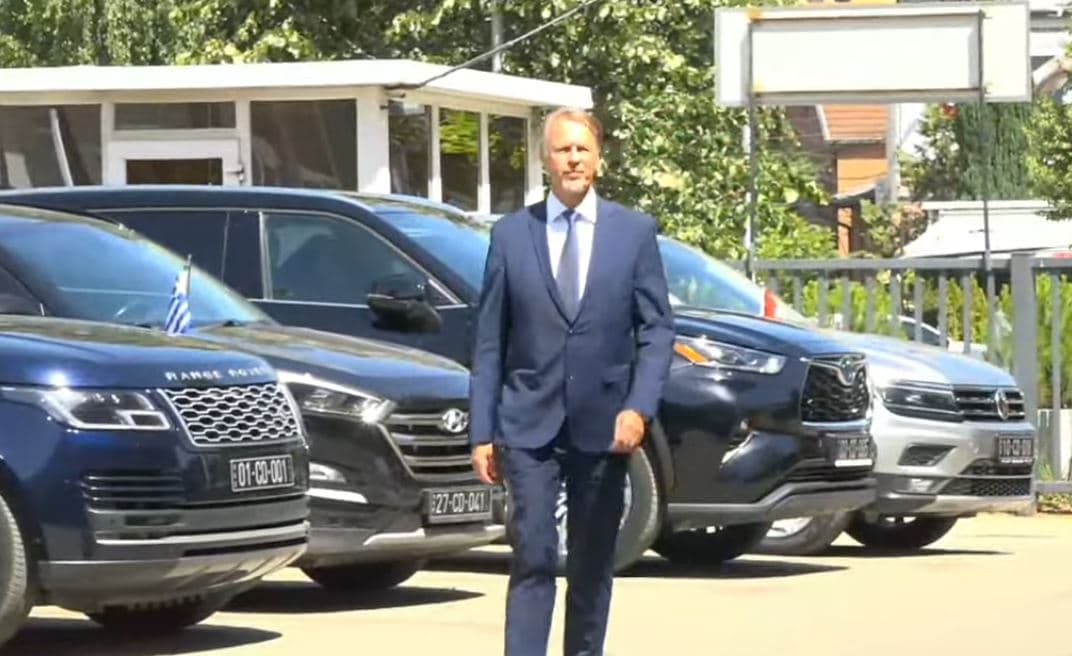 Ambasadorët mbërrijnë në Kuvendin e Kosovës për tentimin e fundit të konstituimit
