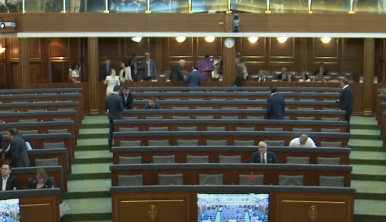 Duda Balje diskuton me ambasadorët në sallën e Kuvendit