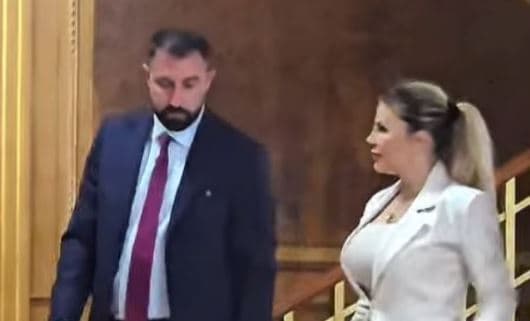 Elbert Krasniqi takohet me Duda Baljen pas seancës, a do bindet deputetja t’i jap votë Albulena Haxhiut?