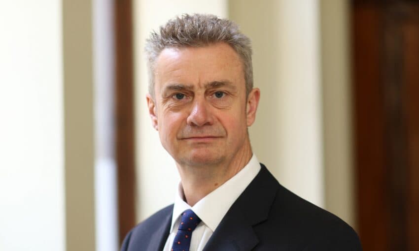 Hargreaves për deputetët: Të bashkohen e të gjejnë zgjidhje para përfundimit të afatit të Kushtetueses