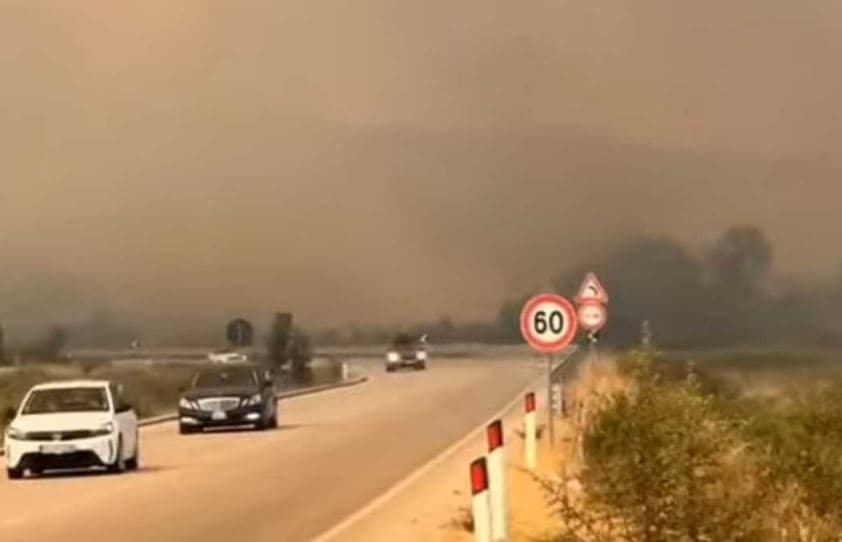 Marrin përmasa alarmante zjarret në Delvinë të Shqipërisë: Digjet Kisha dhe 11 shtëpi në Senicë