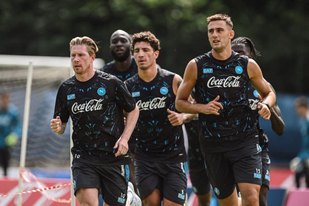 De Bruyne flet për dallimet mes Guardiolës dhe Contes, në përgatitjen e stërvitjeve