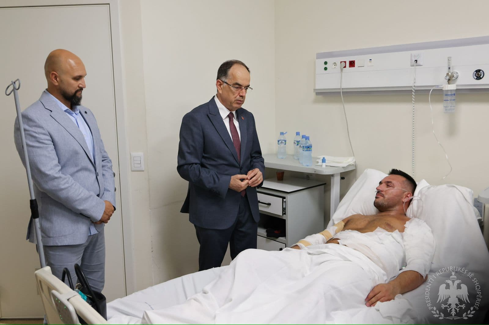 Presidenti Begaj viziton në spital komisarin Agim Troci që pësoi djegie të shumta duke shpëtuar banorët gjatë zjarrit në Delvinë