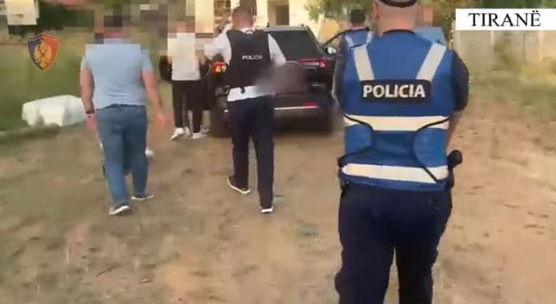Policia në Tiranë sekuestron mbi 1 kilogramë kokainë, arreston në flagrancë dy të dyshuar