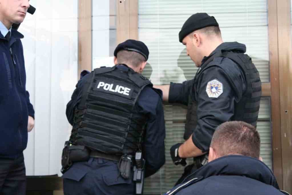 Aksion anti-drogë në Pejë, kapen rreth 3 kilogram, para “cash” e armë zjarri, arrestohet një i dyshuar