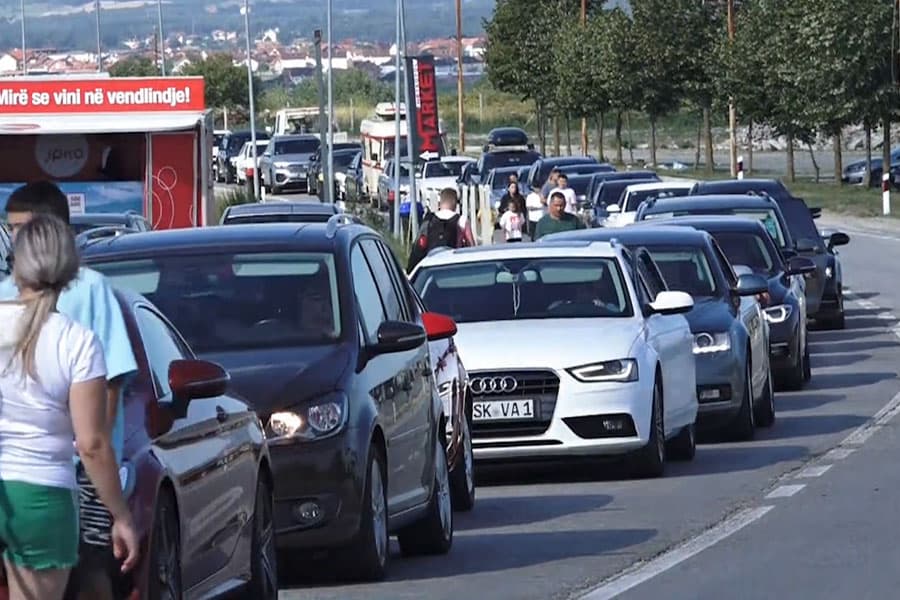 Gjendja nëpër pikat kufitare, në dy prej tyre pritjet më të gjata për hyrje në Kosovë