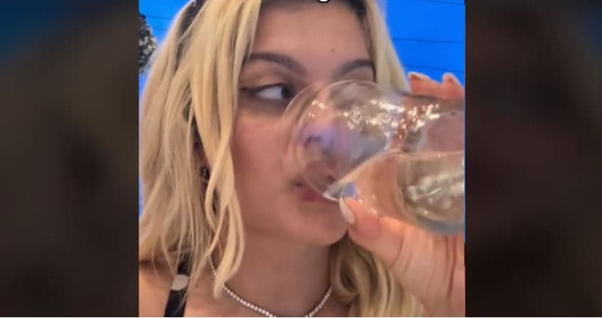 E vunë re që ishte aty, restoranti lëshon tetë herë radhazi këngën e Bebe Rexhës
