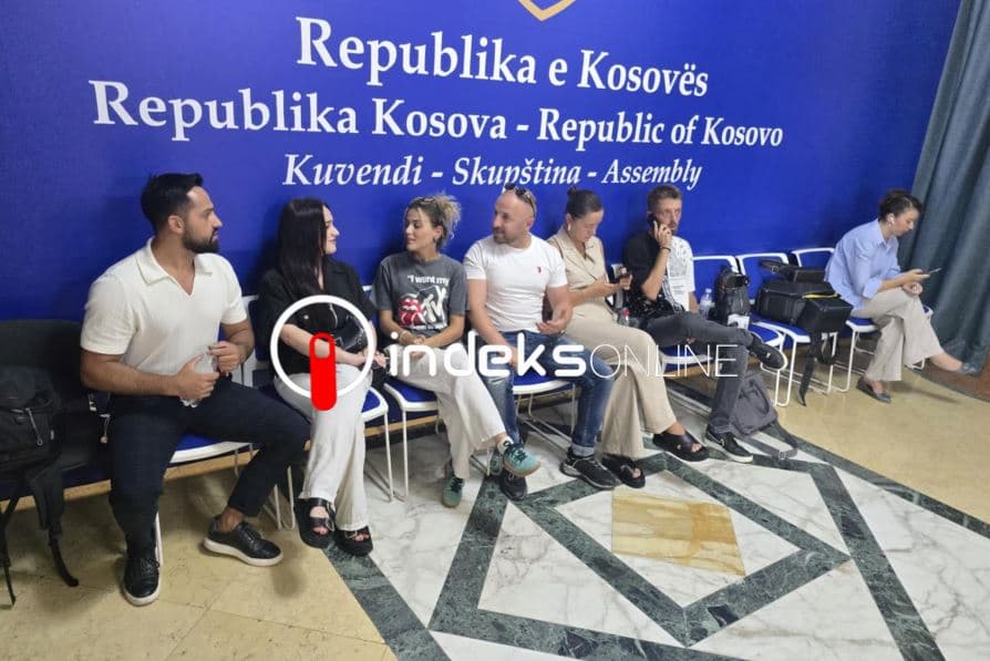 Kuvendi u bën thirrje mediave të shmangin qëndrimin pranë hyrjes, shkak temperaturat e larta