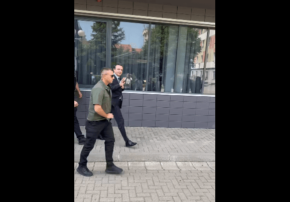 Kurti i rrethuar me truproje hyn në Kuvend për seancën e fundit, flet pak për gazetarët