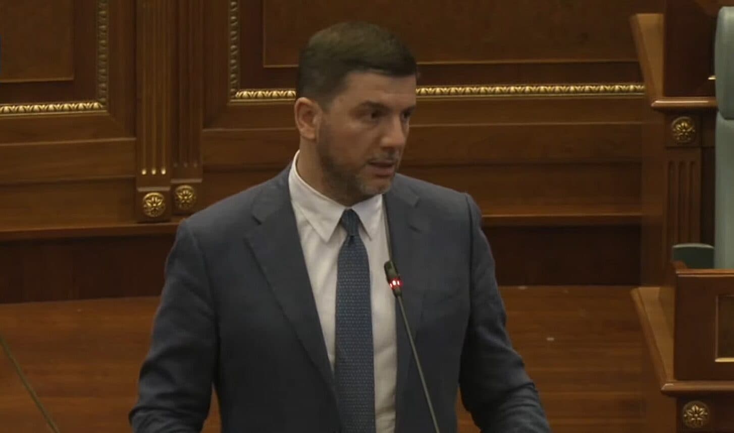 Krasniqi: S’do të lejojmë të kalojë mentaliteti autoritar dhe diktati i Kurtit në Kuvend