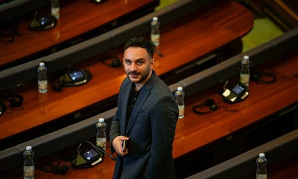 Paris Guri thotë se deputeti i VV-së Artan Abrashi për 2 muaj ka marrë 690 euro për naftë nga shteti derisa s’ka veturë të deklaruar