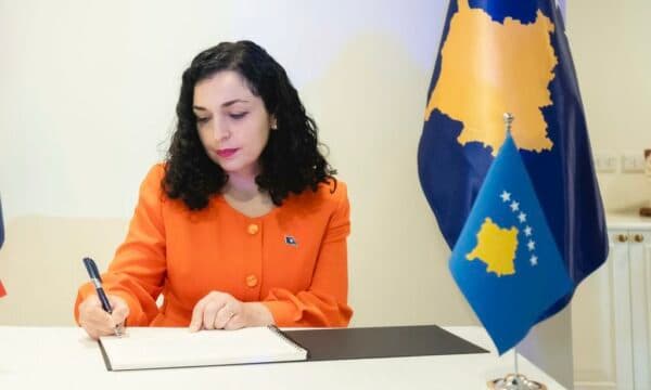 Presidentja Osmani përkujton policët e rënë në detyrë: Sakrifica e tyre është gurthemeli i sigurisë sonë