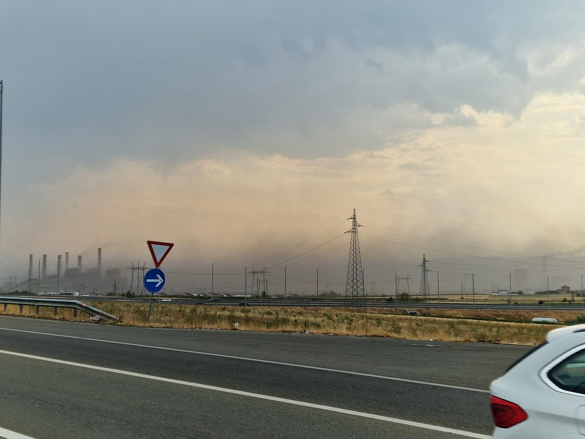 Obiliqi mbulohet nga pluhuri dhe tymi – erërat e forta përkeqësojnë gjendjen