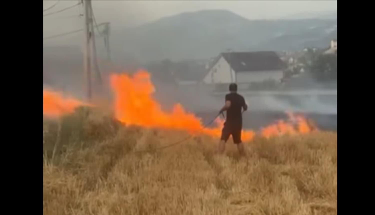 Shpërthen zjarri në Vaganicë të Mitrovicës, shumë afër shtëpive – banorët tentojnë ta shuajnë me zorra uji