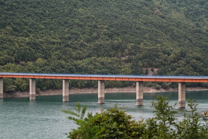 Dyshohet se një person është mbytur në Liqenin e Ujmanit pasi është hedhur nga ura
