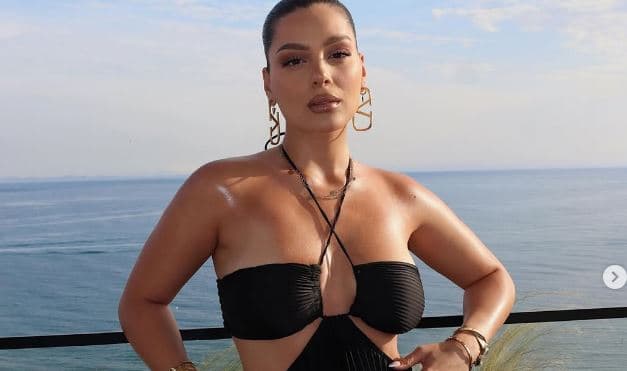 Lela ia “qet kapakun”, flakë në bikine