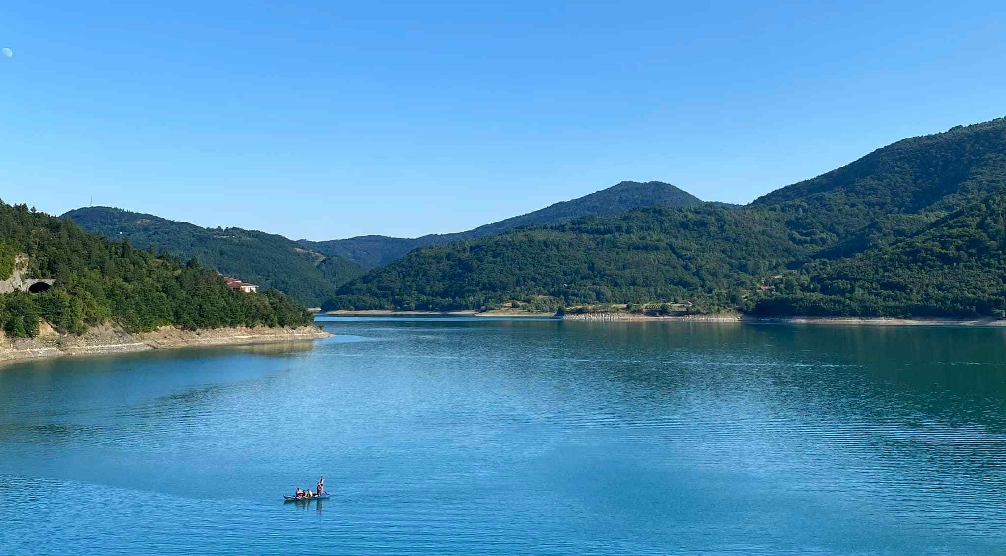 Pritja zgjatë deri 1 orë, kjo është pika kufitare me e ngarkuar për të hyrë dhe dalë nga Kosova