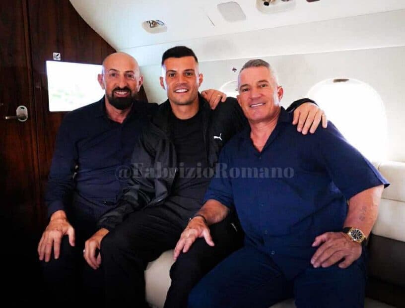 I shoqëruar nga babai dhe agjenti, Granit Xhaka niset drejt Anglisë