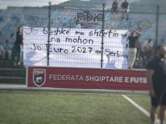 “Tifozat Kuq e Zi” në Preshevë protestojnë ndaj FSHF-së: Jo Euro 2027 me Serbinë