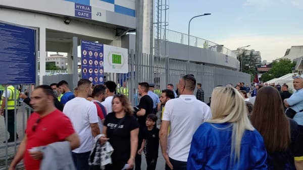 Përleshja mes tifozëve në Prishtinë para ndeshjes Drita – Kopenhagën, policia merr situatën nën kontroll