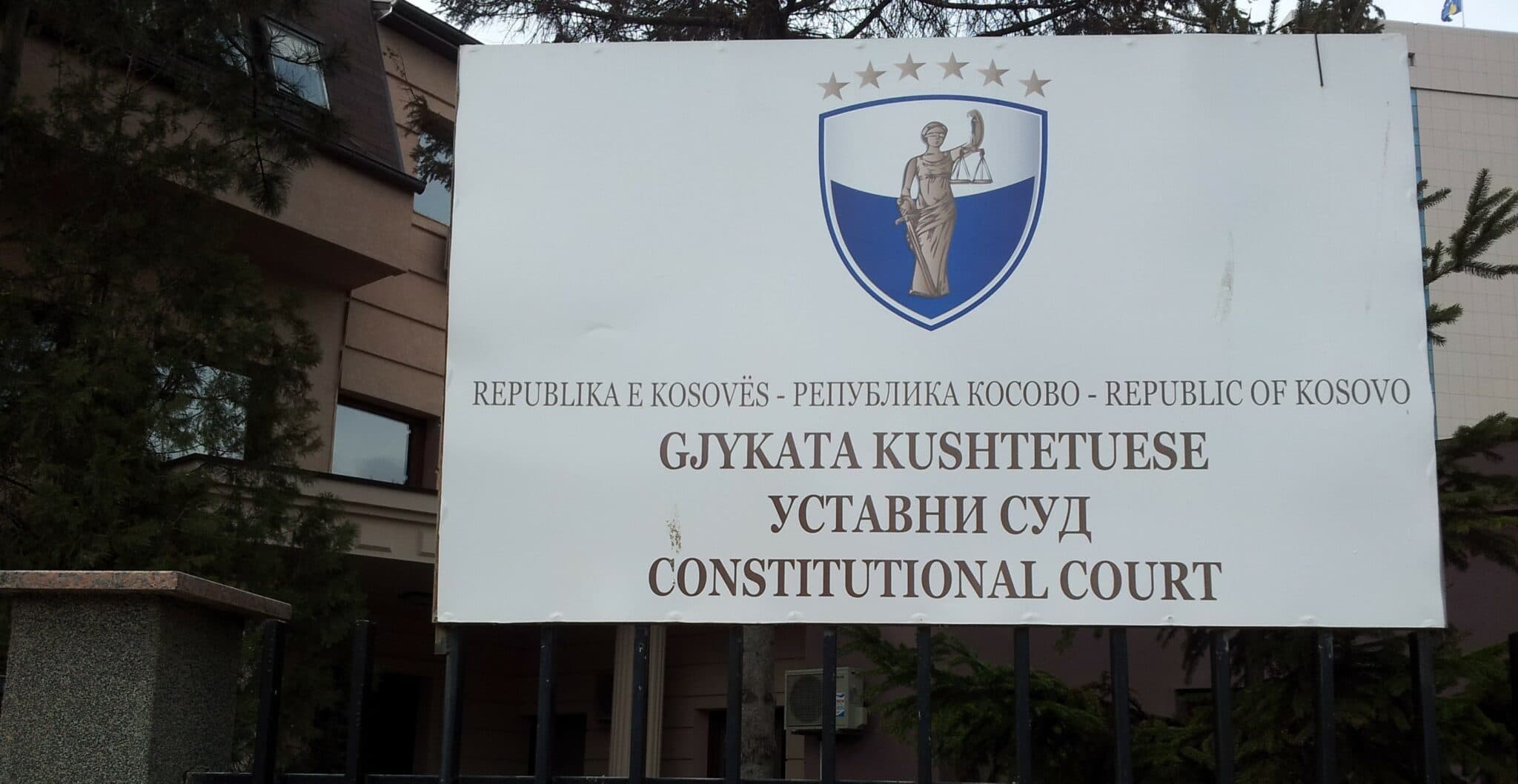 Analistët: Kushtetuesja do ta precizojë rrugën që do ndiqet nga Kuvendi