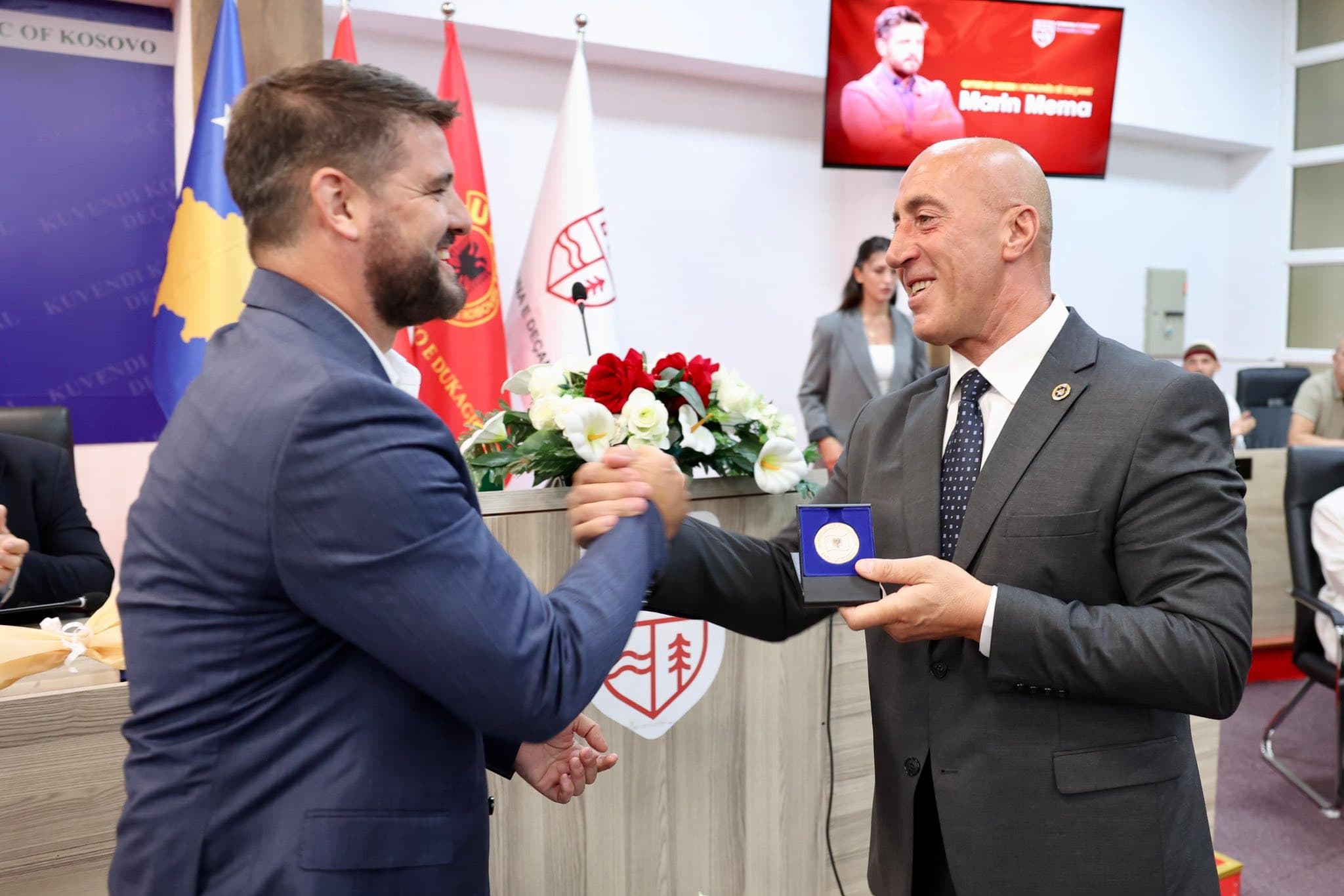 Haradinaj nderon Marin Memën me titullin “Qytetar Nderi” në Deçan