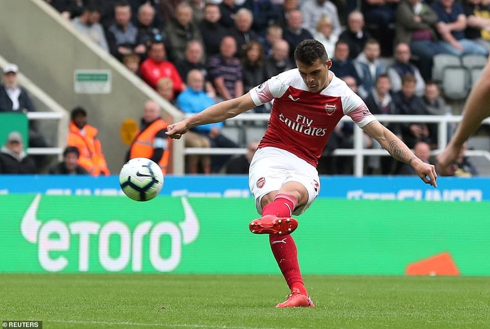 Premierliga i gëzohet rikthimit të Xhakës, e kujton super golin e tij me Arsenalin