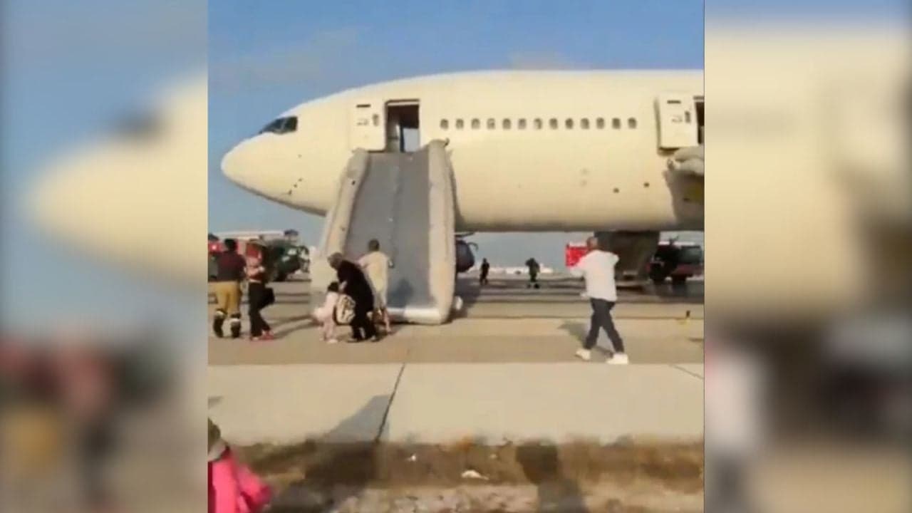 Panik në Aeroportin e Antalias, avioni bën ulje emergjente dhe evakuohet pasi filloi t’i dilte tym nga rrotat