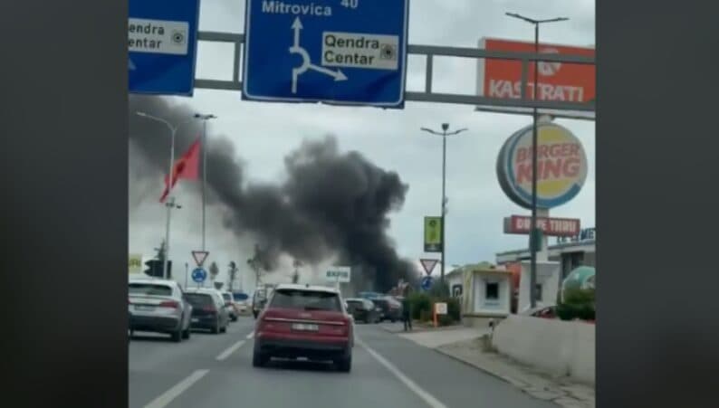 Digjet një depo në rrugën Prishtinë-Mitrovicë, s’ka të lënduar