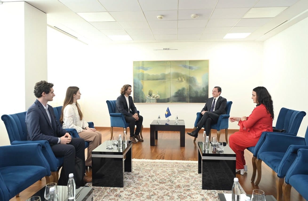 Pritja “në krye të vendit”, Kraki e quan Kurtin “politikan të kultivuar intelektualisht, veten “mësues të thjeshtë”