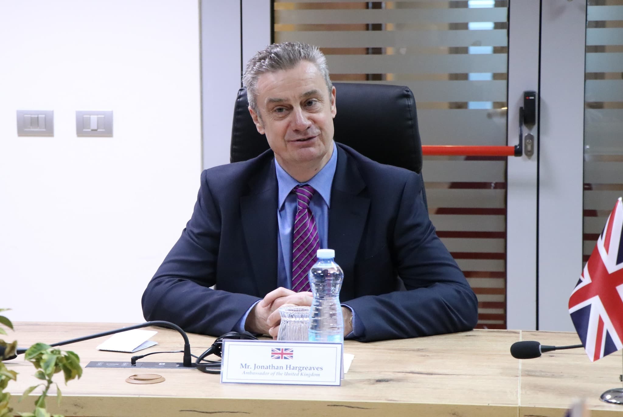 Pritjet se Gjykata do ta zgjidhë krizën, ambasadori britanik: Partitë duhet të bëjnë kompromis, ky është thelbi i problemit