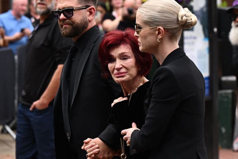 Familjarët, miqtë dhe fansat i japin lamtumirën legjendës së muzikës, Ozzy Osbourne