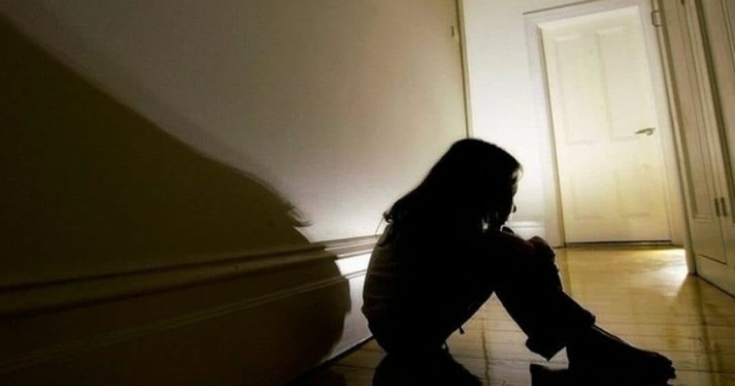 Një vajzë dhunohet në Mitrovicë – Viktima dërgohet për ekzaminim gjinekologjik në Prishtinë, të dyshuarit ende të paidentifikuar