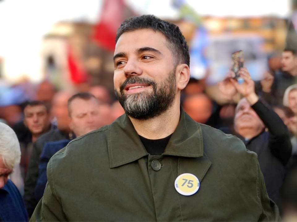 Behrami kritikon Qeverinë Kurti: Kontratat e dyshuara për korrupsion i klasifikojnë “sekrete”, ndërsa financimin për mbrojtjen e UÇK-së e deklasifikojnë