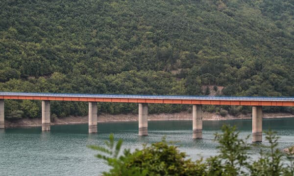 Policia dhe Prokuroria mohojnë se ka rrezik nga tela elektrikë në Liqenin e Ujmanit