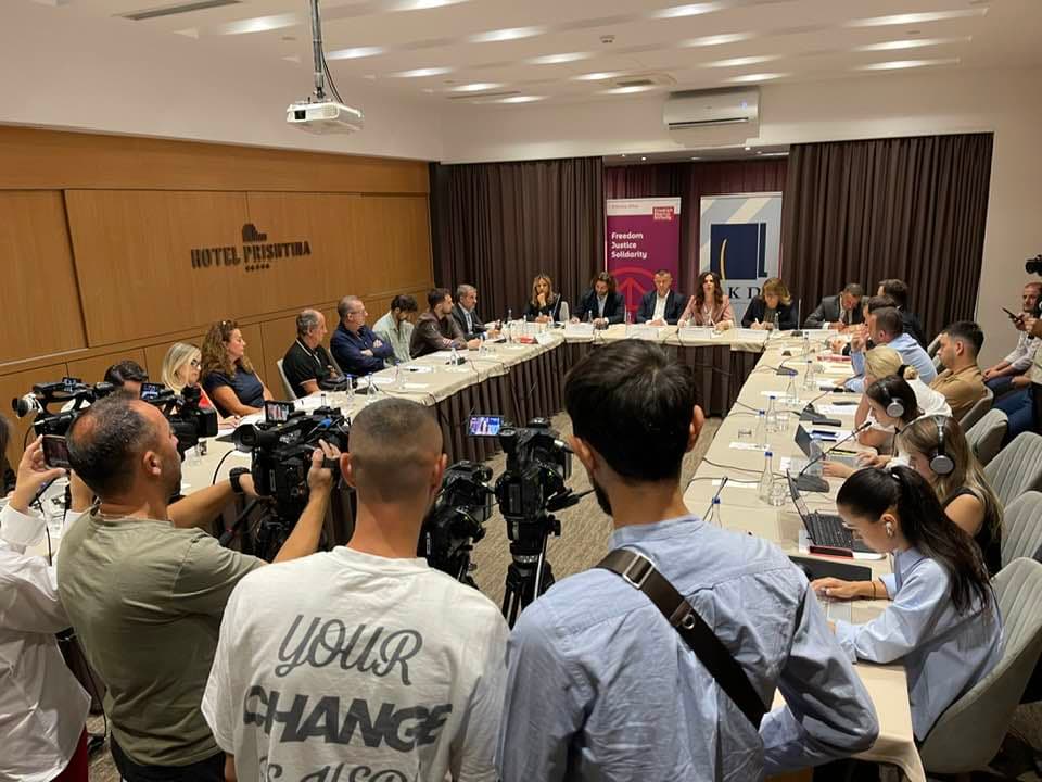 Deputetët e gjitha partive mblidhen në tryezën e diskutimit – s’mungojnë përplasjet: “Grush shtet”, “Qeveria i ka uzuarpuar zyrat”