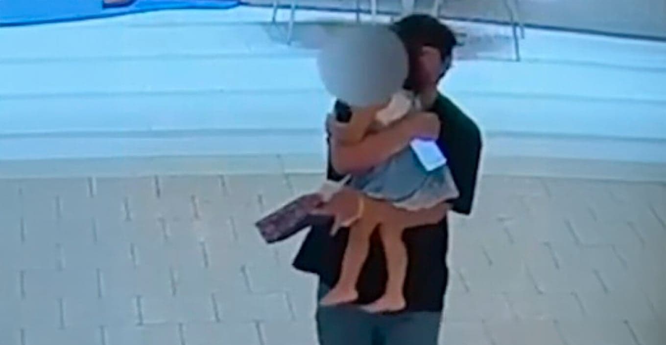 Momenti kur një burrë me skizofreni rrëmben një vajzë 3-vjeçare në një qendër tregtare