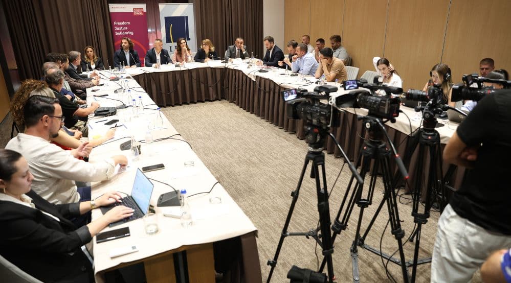 Tryezë për krizën në Kuvend me deputetët e gjitha partive: Kurti fajësohet, refuzohet kandidatura e Albulena Haxhiut