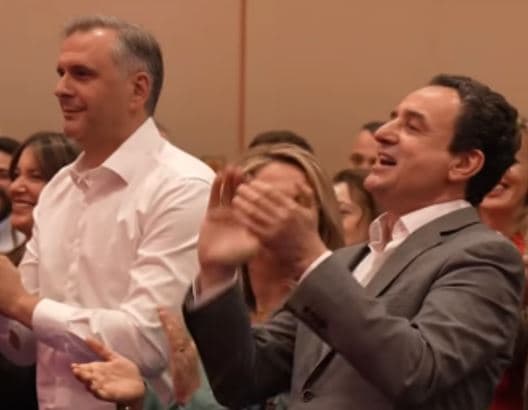 Pasi ofendoi opozitën me “as nuk po shtyhen as nuk po ngrehen”, Kurti bërtet “Hajra, Hajra” në tubimin e degës në Prishtinë
