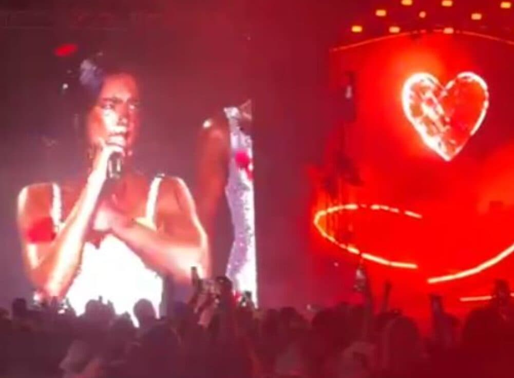 Dua Lipa ngjitet në skenën e “Sunny Hillit”, ndez atmosferën